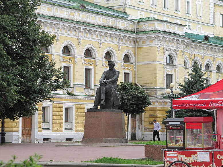 Памятник Николаю Александровичу Добролюбову.