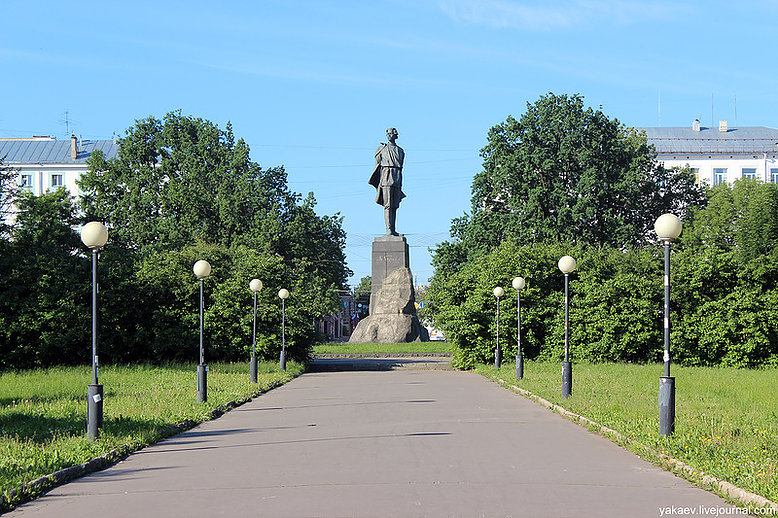 Памятник Максиму Горькому на одноименной площади.