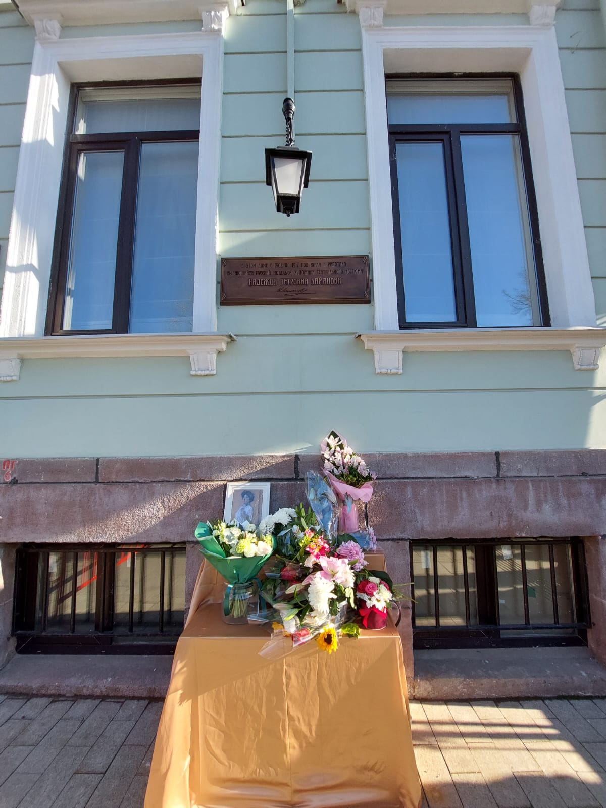 14 октября 2022 года установлена памятная доска русскому модельеру Надежде Петровне Ламановой 