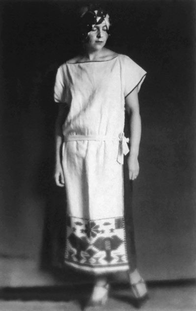 Эльза Триоле демонстрирует платье Надежды Ламановой
